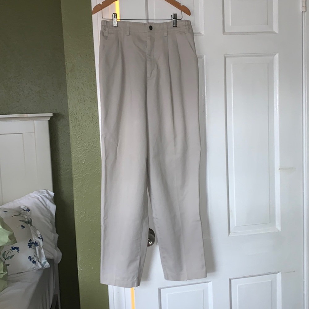 Mid rise Lee Brand casuals khakis